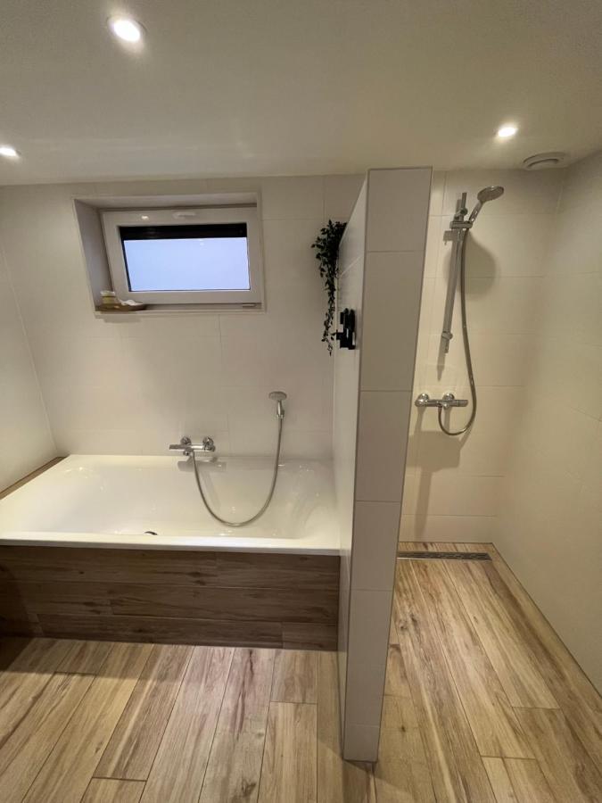 Vakantiehuis Eikzicht Gelegen Aan Het Bos Elsloo  Exterior photo